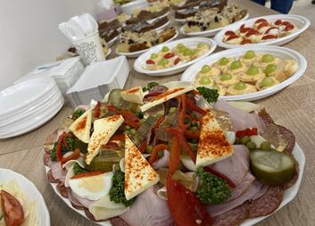 Brunch plný vděčnosti na dvorku Charity Sušice