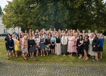 Setkání sociálních pracovníků na zámku v Lánech: Charitu Sušice reprezentovala Mgr. Monika Věchtíková
