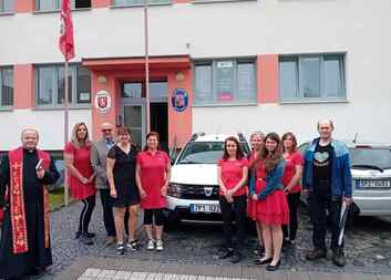 Nový automobil pro terénní službu v Kolinci byl požehnaný na cestu pomoci