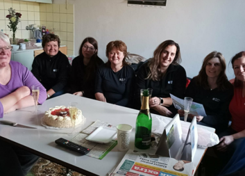 Pečovatelky Charity Sušice ze střediska Kolinec s klientkou u jejího životního jubilea